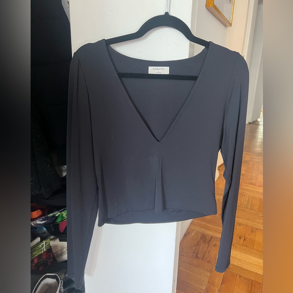 🖤 Black Aritzia (Babaton) contouring Long Sleeve V-neck top size L